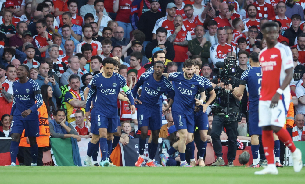 整活，布拉格斯拉维亚把梅西回诺坎普的背景P成自家主场