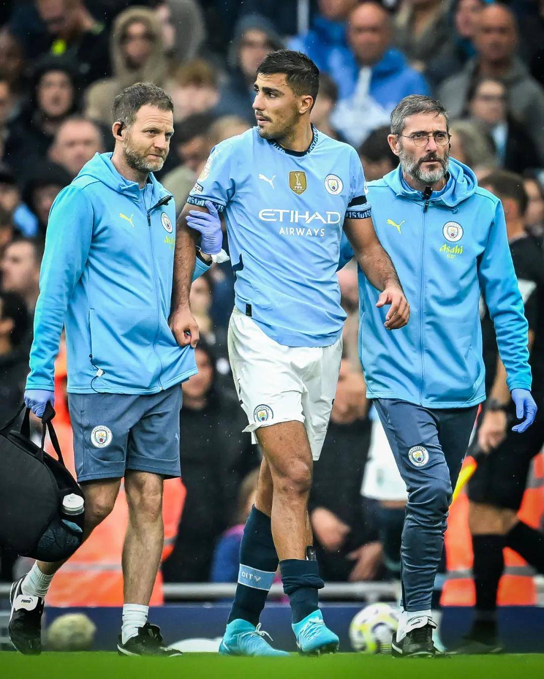 巴萨球员幸福满满，拉菲尼亚、3C、莱万与家人温馨相聚（巴萨众将其乐融融：拉菲尼亚、3C、莱万携家人温馨团聚）