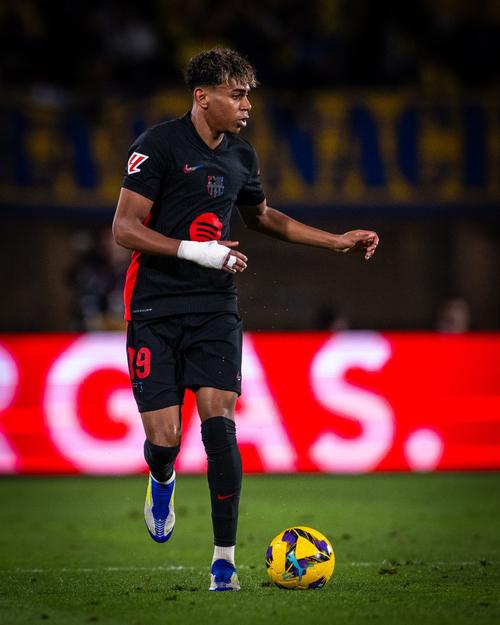 记者：拜仁即将签下17岁的厄瓜多尔中卫奥拉亚