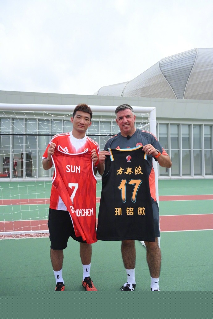 欧冠第4轮前瞻：双战术体系的博弈，两位神锋大战“群狼”（欧冠第4轮前瞻：两套战术硬碰硬，双神锋鏖战群狼）