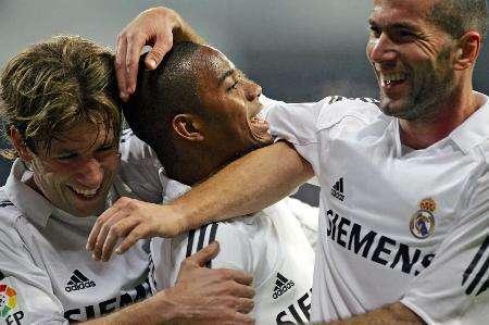 53岁齐达内夜游上海，与大妈踢毽子几分钟融入氛围，展现顶级球商