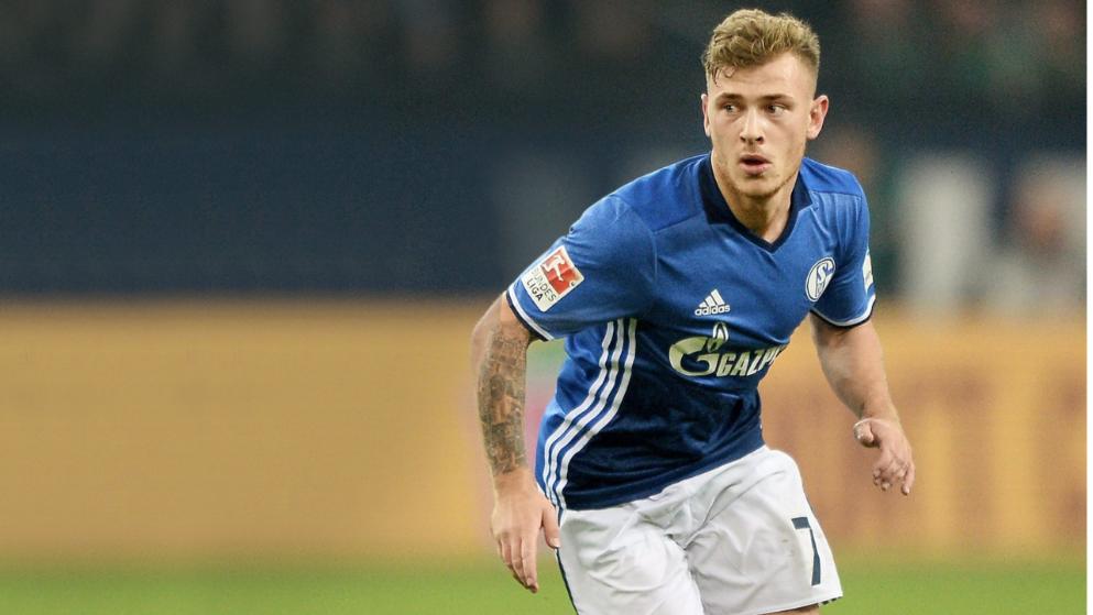 斯卡洛尼戴白手套递交世界杯，因凡蒂诺为仪式错误公开道歉